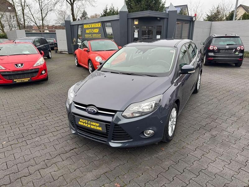 Grau Gebraucht 2012 Ford Focus Titanium Limousine | 4.550 € (Guter Preis) - Bild 1/4