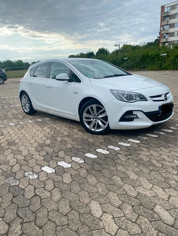 Weiß Gebraucht 2014 Opel Astra Edition Limousine | 5.000 € (Fairer Preis) - Bild 1/4