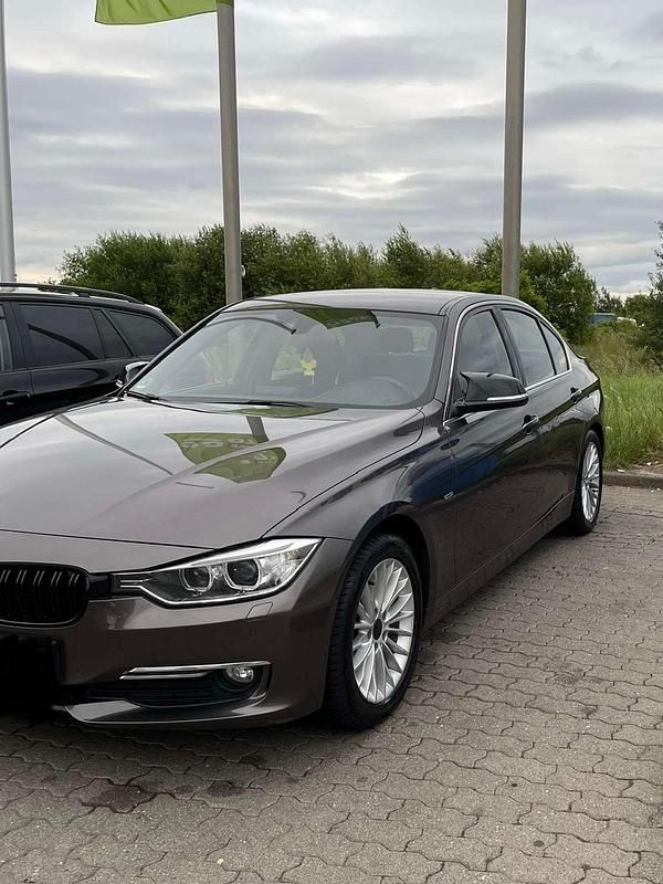 Gebraucht BMW 320 184 PS (135 kW) 2012 Braun Limousine