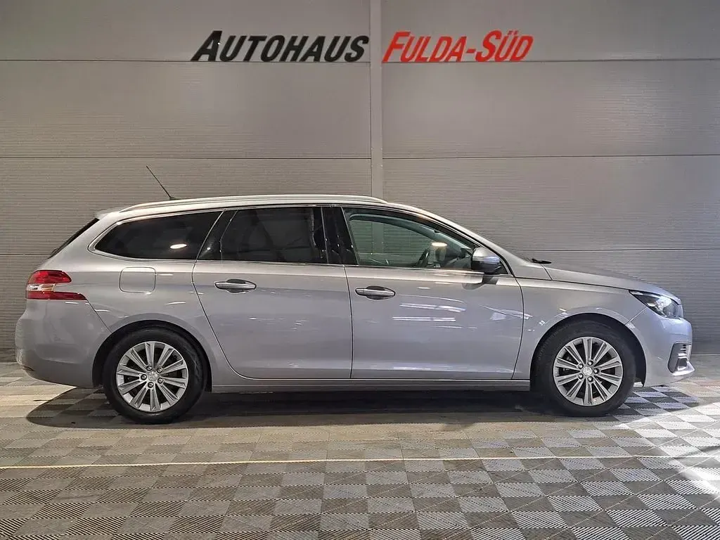 Gebraucht Peugeot 308 SW Allure 131 PS (96 kW) 2021 Grau Kombi
