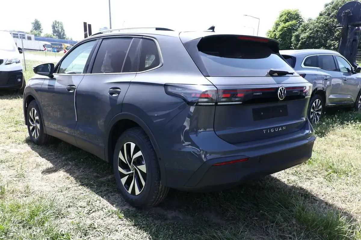 Neu VW Tiguan IQ Drive 150 PS (110 kW) 2026 Oyster silver metallic SUV