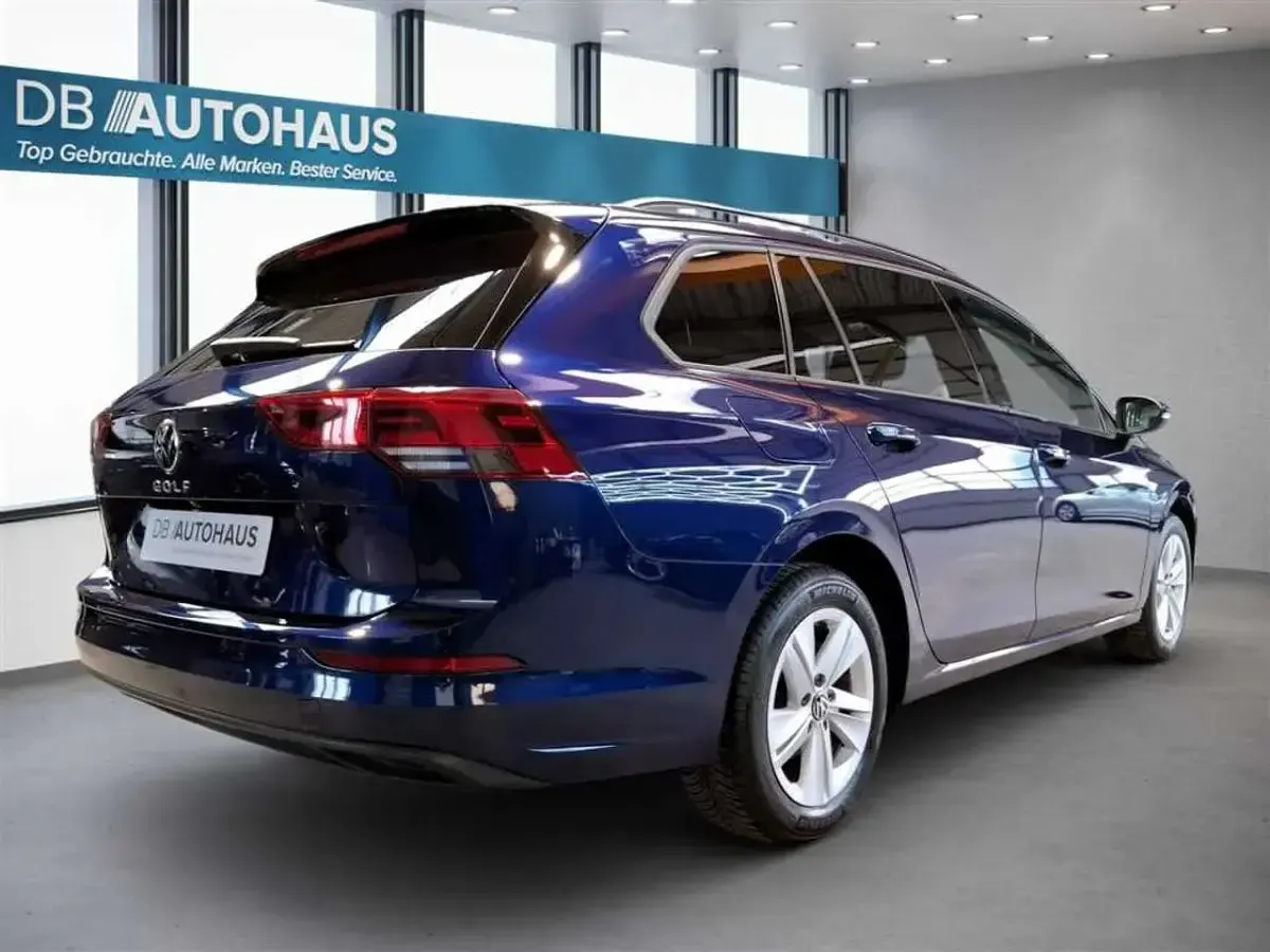 Gebraucht VW Golf VIII Life 110 PS (80 kW) 2024 Blau Kombi