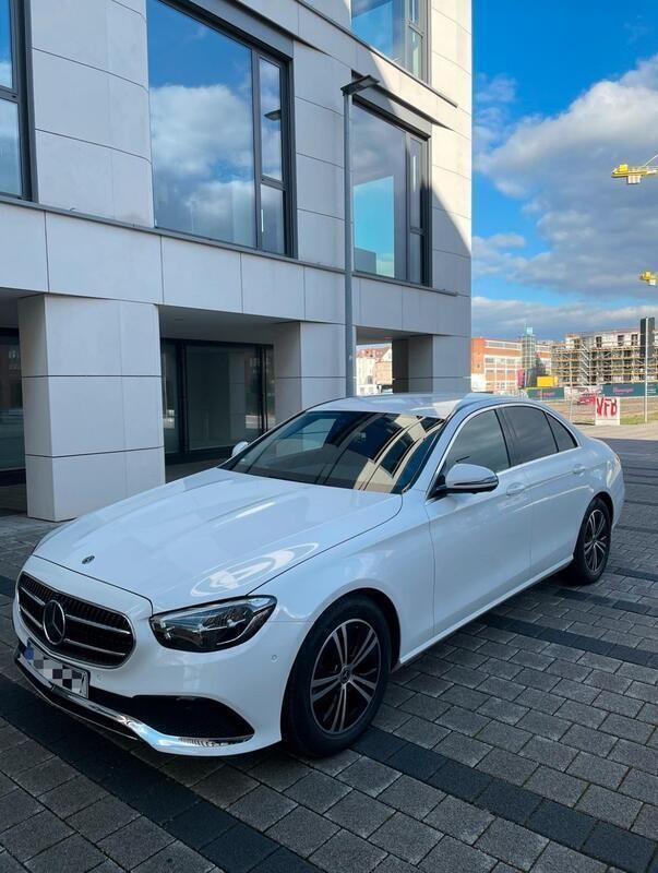 Weiß Gebraucht 2020 Mercedes E220 Avantgarde Limousine | 39.500 € (Teuer) - Bild 1/4