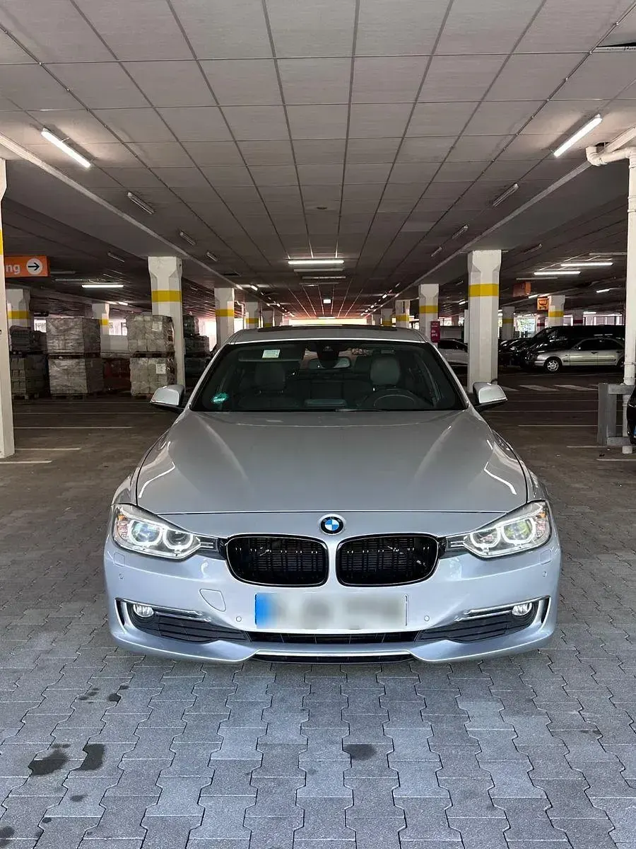 Gebraucht BMW 318 Luxury Line 143 PS (105 kW) 2012 Silber Limousine