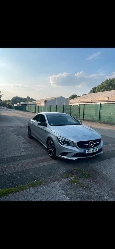 Silber Gebraucht 2013 Mercedes CLA200 Limousine | 11.999 € (Fairer Preis) - Bild 1/4