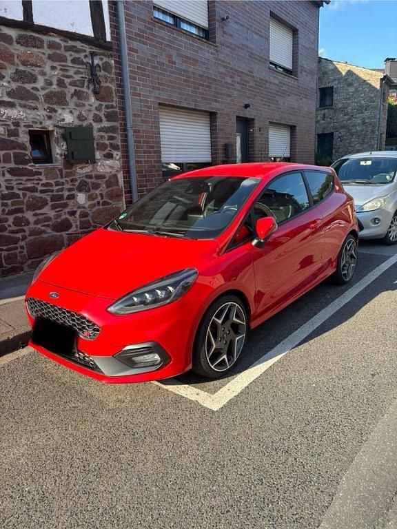 Rot Gebraucht 2019 Ford Fiesta ST Kleinwagen | 13.250 € (Guter Preis) - Bild 1/4
