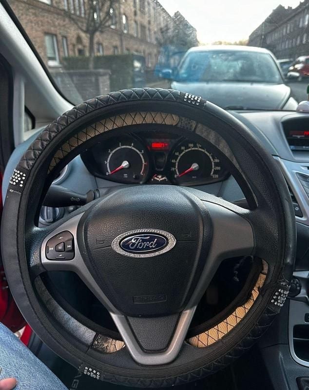 Gebraucht Ford Fiesta 60 PS (44 kW) 2010 Rot Kleinwagen
