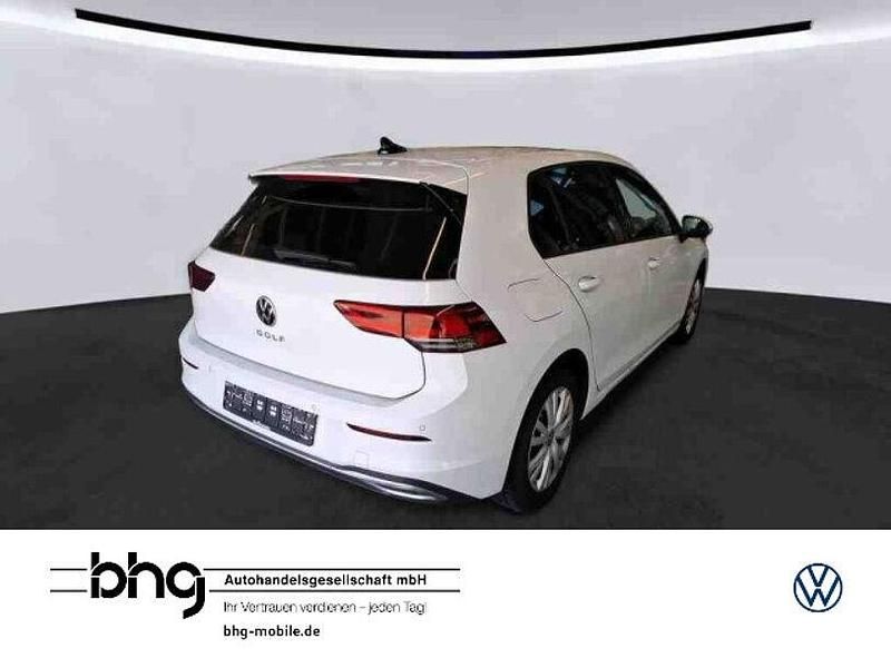 Weiß Gebraucht 2022 VW Golf VIII Active Limousine | 21.430 € (Fairer Preis) - Bild 1/3
