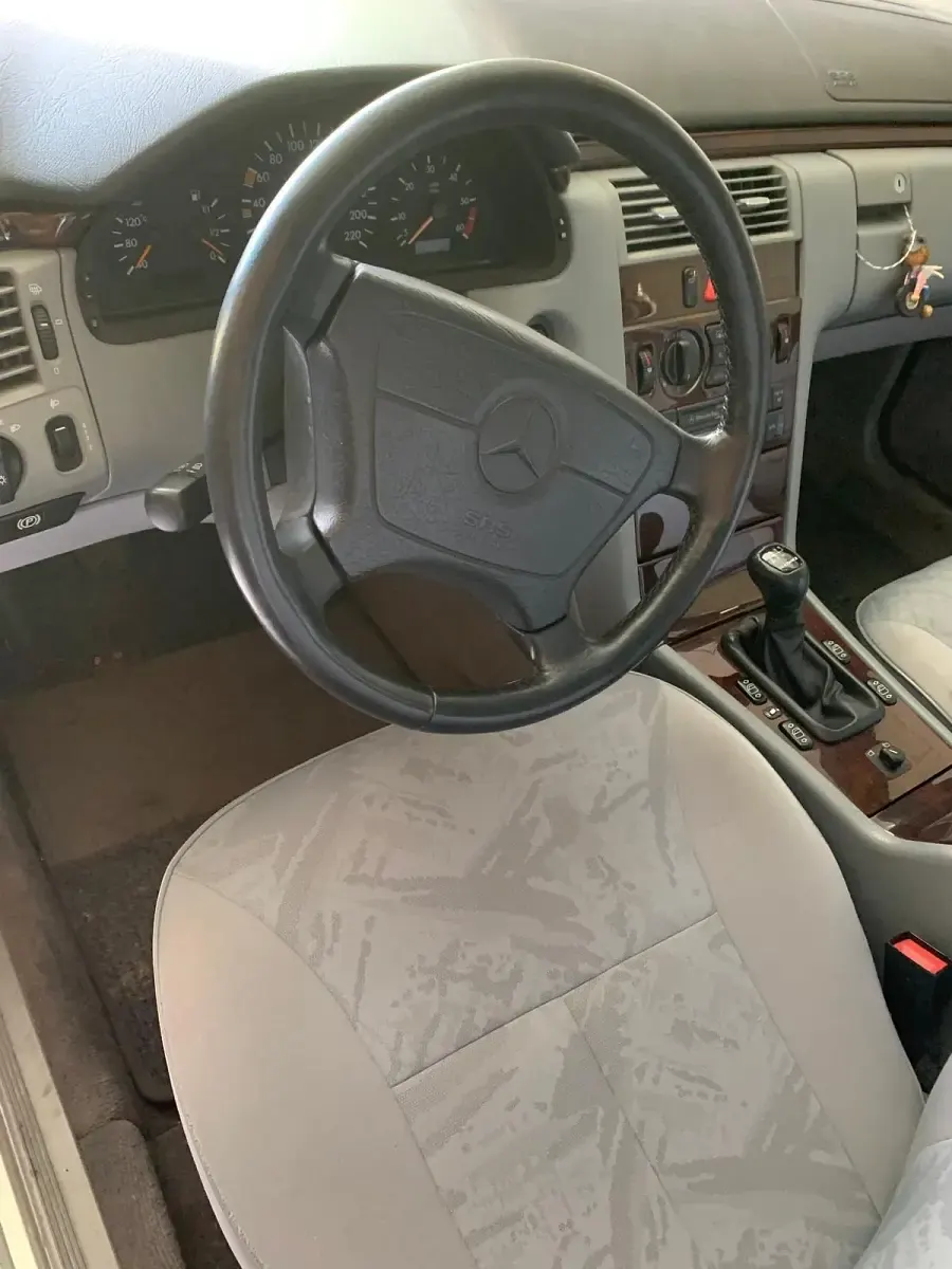 Gebraucht Mercedes E220 95 PS (69 kW) 1996 Silber Limousine