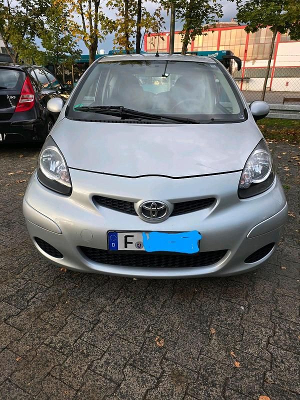 Silber Gebraucht 2011 Toyota Aygo Kleinwagen | 2.700 € (Etwas zu teuer) - Bild 1/4