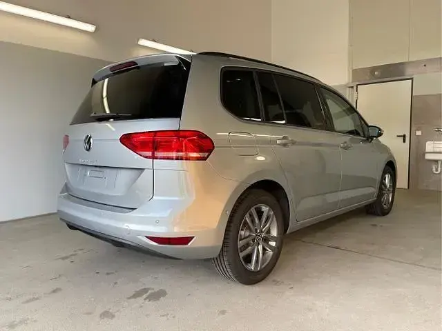 Neu VW Touran Comfortline 150 PS (110 kW) 2025 [f0f0] oyster silver metallic Van / Kleinbus