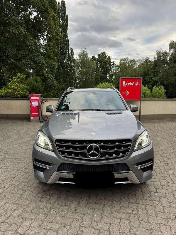 Grau Gebraucht 2013 Mercedes ML350 SUV | 19.900 € (Guter Preis) - Bild 1/4