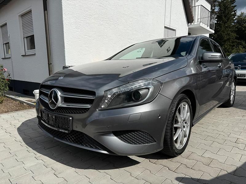 Grau Gebraucht 2015 Mercedes A200 Kleinwagen | 9.200 € - Bild 1/4