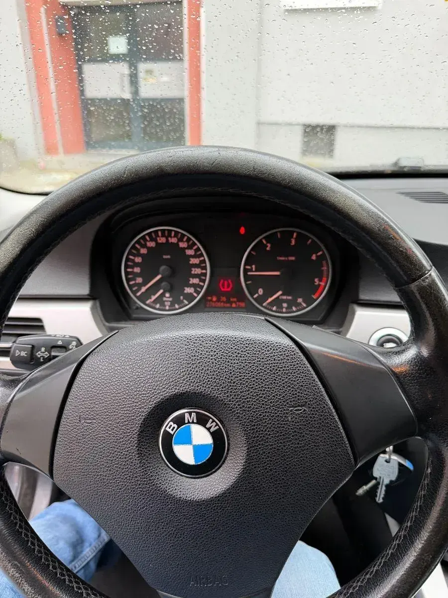 Gebraucht BMW 320 163 PS (119 kW) 2006 Grau Kombi