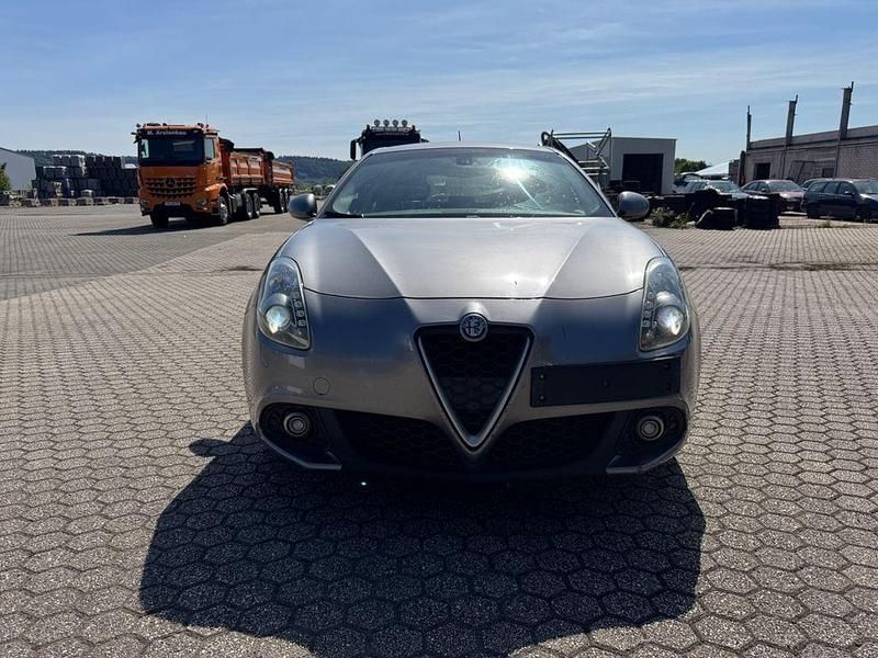 Grau Gebraucht 2017 Alfa Romeo Giulietta Super Kleinwagen | 6.200 € (Fairer Preis) - Bild 1/4