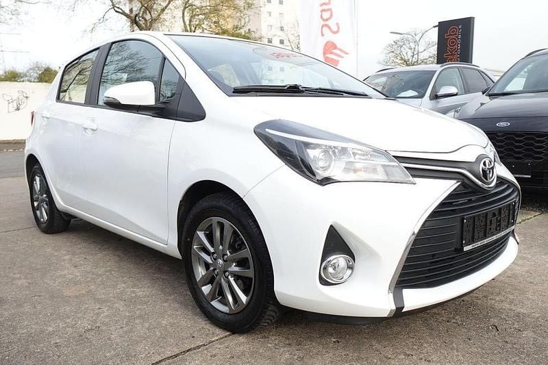 Weiß Gebraucht 2015 Toyota Yaris Comfort Limousine | 8.990 € (Fairer Preis) - Bild 1/4