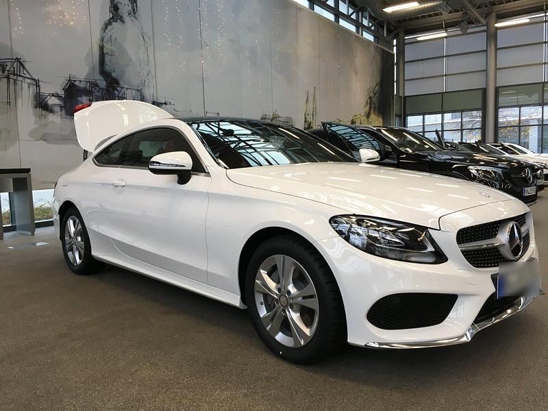 Weiß Gebraucht 2016 Mercedes C180 AMG Coupé | 21.500 € (Fairer Preis) - Bild 1/4
