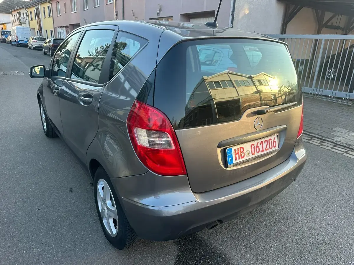 Używany Mercedes A180 116 KM (85 kW) 2010 Szary Hatchback