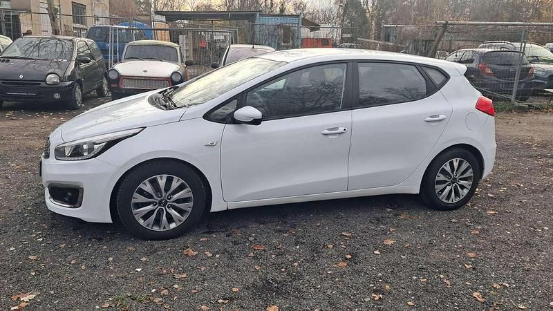 Gebraucht Kia Ceed DREAM-TEAM Edition 101 PS (74 kW) 2017 Weiß Kleinwagen
