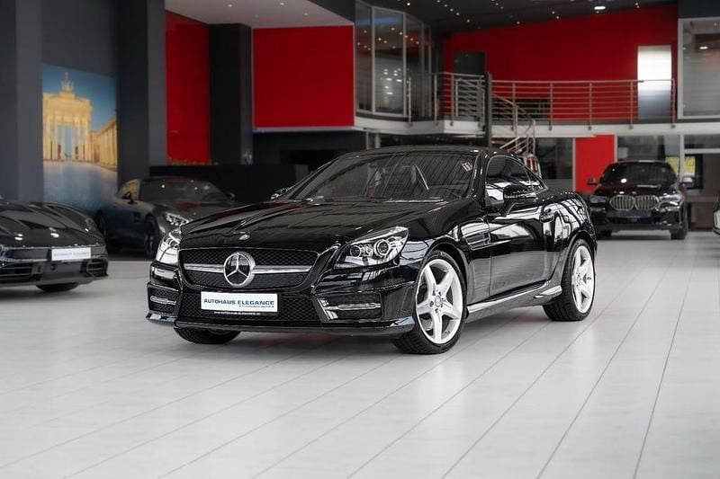 Obsidianschwarz metalliclack Gebraucht 2015 Mercedes SLK250 AMG line Cabrio | 27.480 € (Fairer Preis) - Bild 1/4