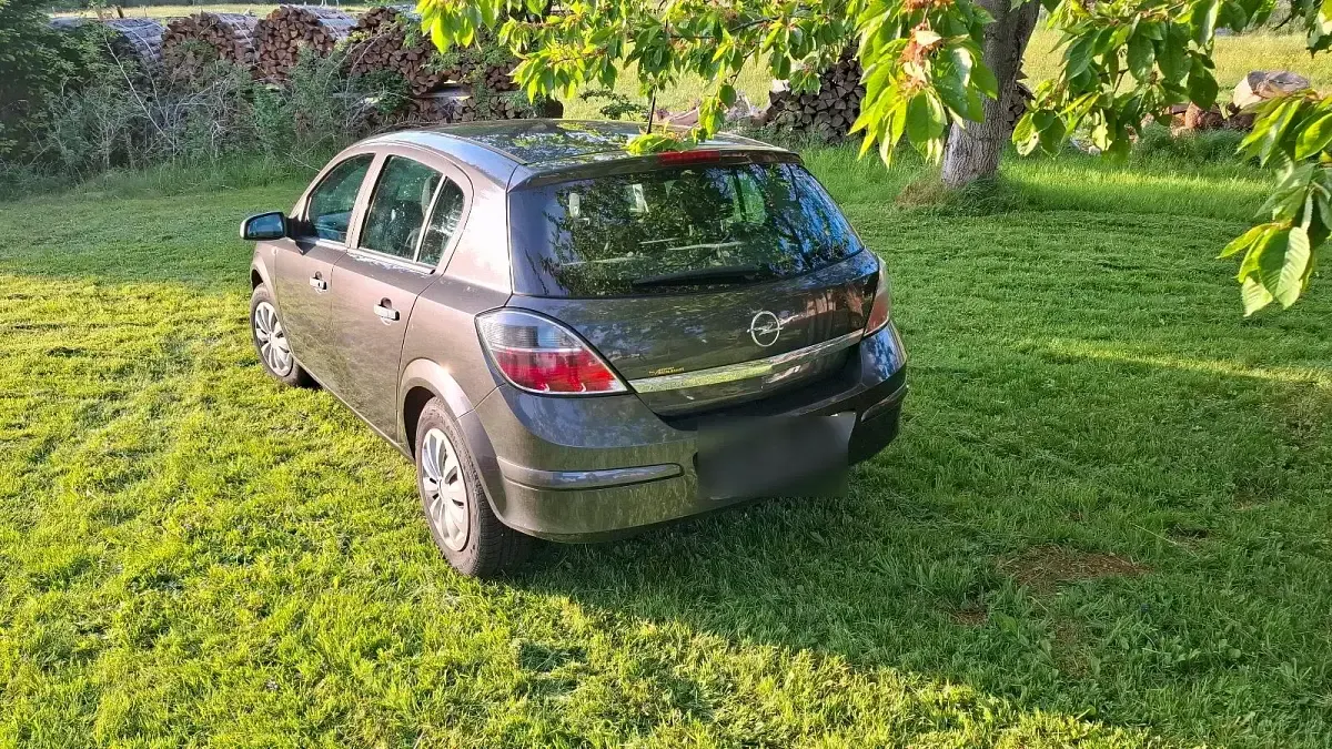Używany Opel Astra 115 KM (84 kW) 2009 Szary Sedan/Limuzyna
