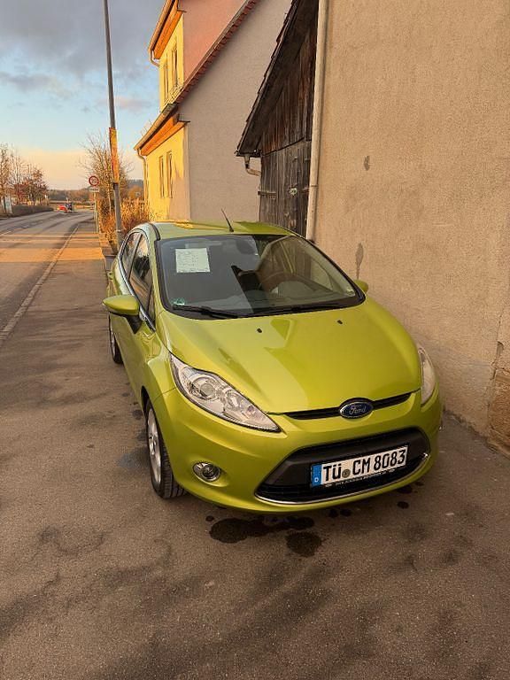 Grün Gebraucht 2010 Ford Fiesta Titanium Limousine | 3.450 € (Fairer Preis) - Bild 1/4