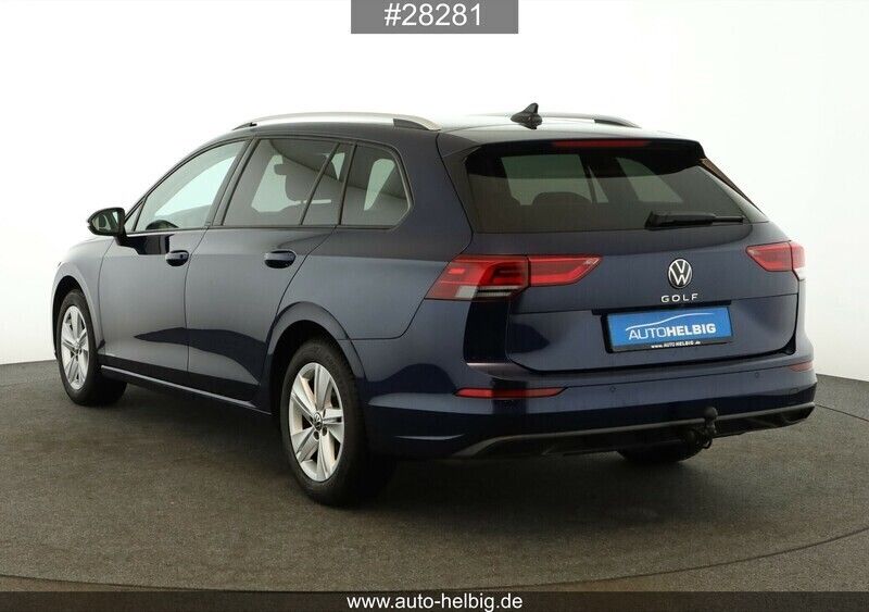 Gebraucht VW Golf VIII Life 150 PS (110 kW) 2023 Atlantik blue metallic Kombi