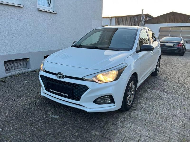 Weiß Gebraucht 2020 Hyundai i20 Advantage Limousine | 13.700 € (Fairer Preis) - Bild 1/4