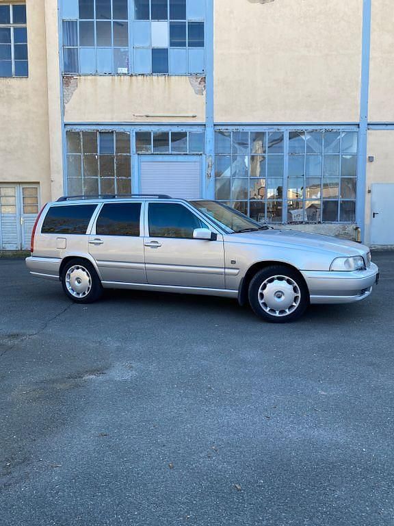 Gebraucht Volvo V70 140 PS (102 kW) 1999 Silber Kombi