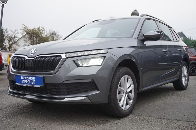 Grau (metallic) Gebraucht 2024 Skoda Kamiq Ambition SUV | 23.900 € (Fairer Preis) - Bild 1/4