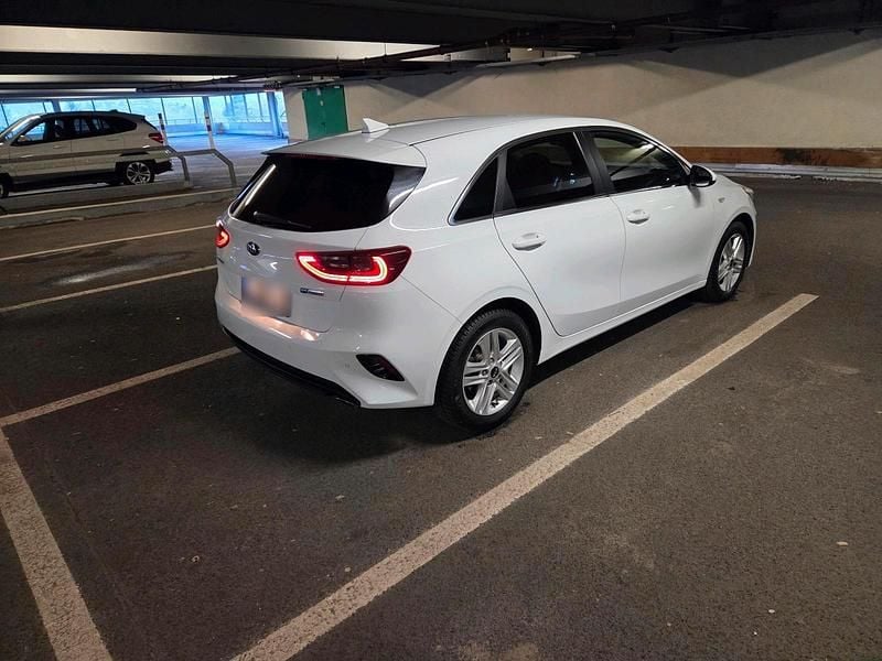 Gebraucht Kia Ceed 136 PS (100 kW) 2021 Weiß Kleinwagen