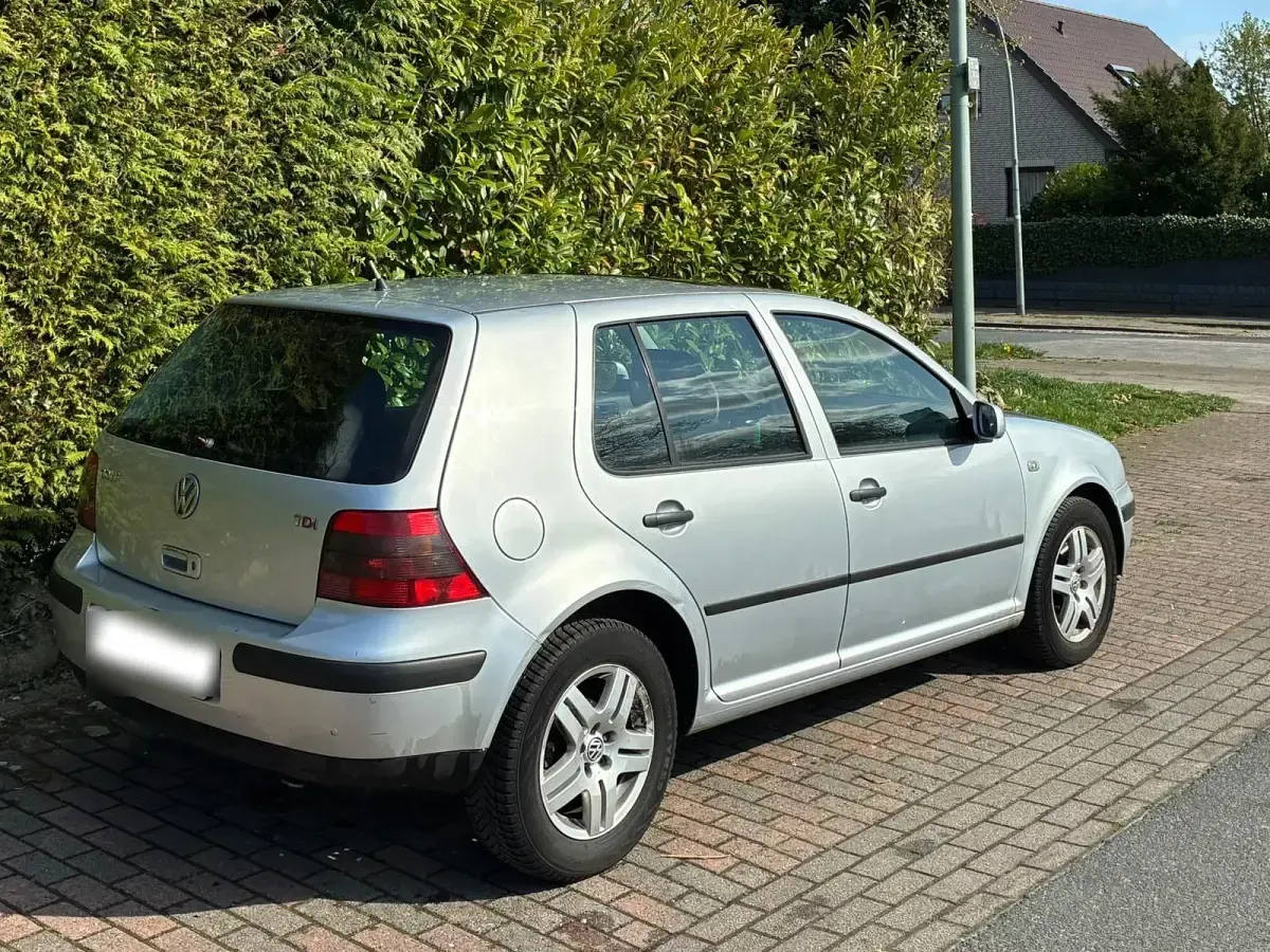 Second-hand VW Golf IV 131 CP (96 kW) 2002 Argintiu Hatchback