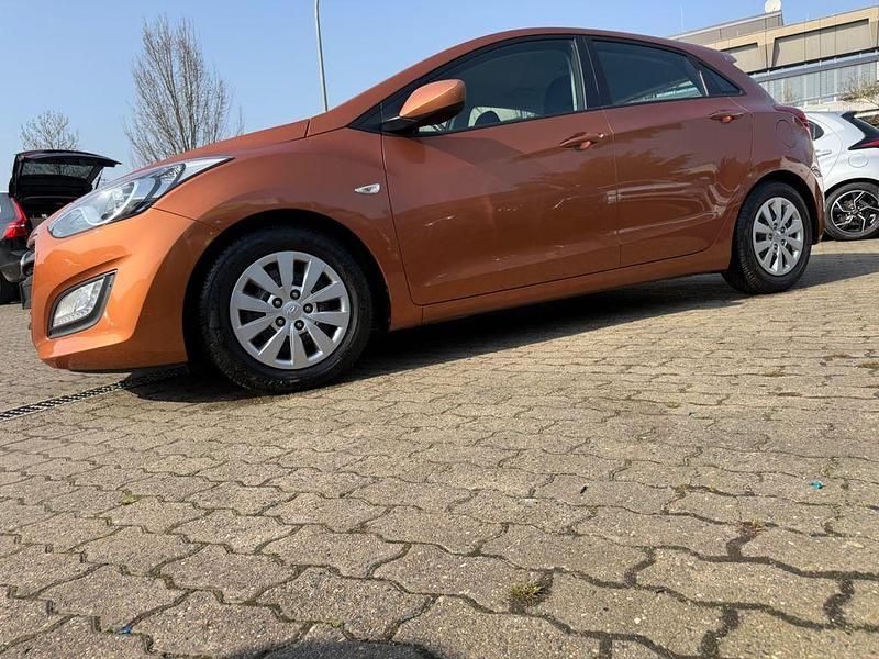 Gebraucht Hyundai i30 Classic 101 PS (74 kW) 2015 Orange Limousine