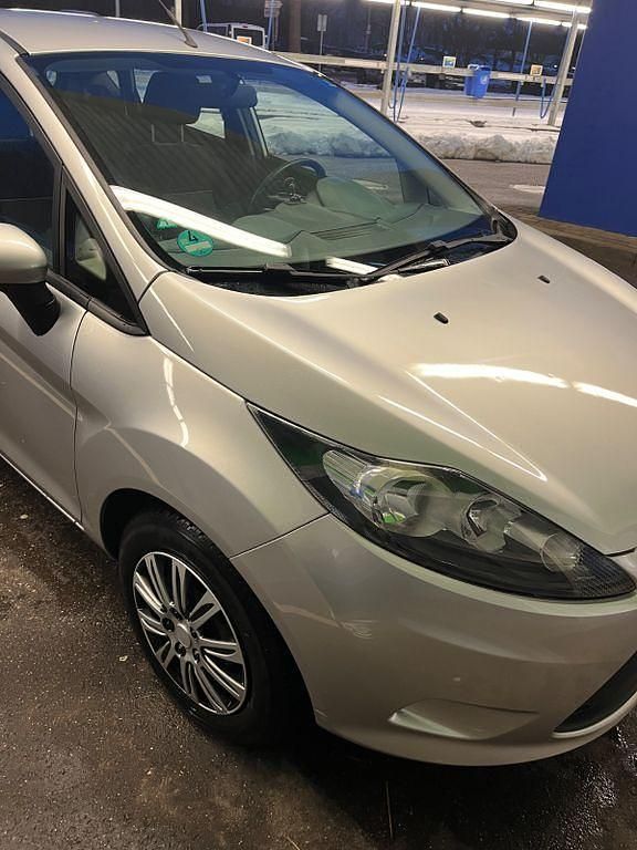 Gebraucht Ford Fiesta Titanium 82 PS (60 kW) 2010 Grau Kleinwagen