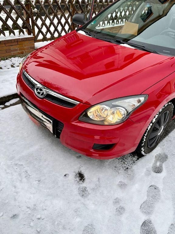 Rot Gebraucht 2009 Hyundai i30 Classic Limousine | 1.999 € (Superpreis) - Bild 1/4