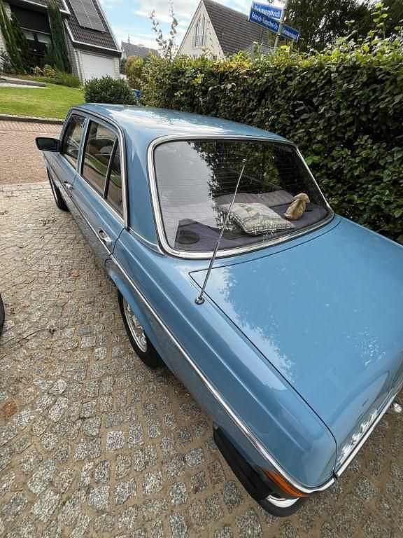 Gebraucht Mercedes E230 136 PS (100 kW) 1981 Blau Limousine