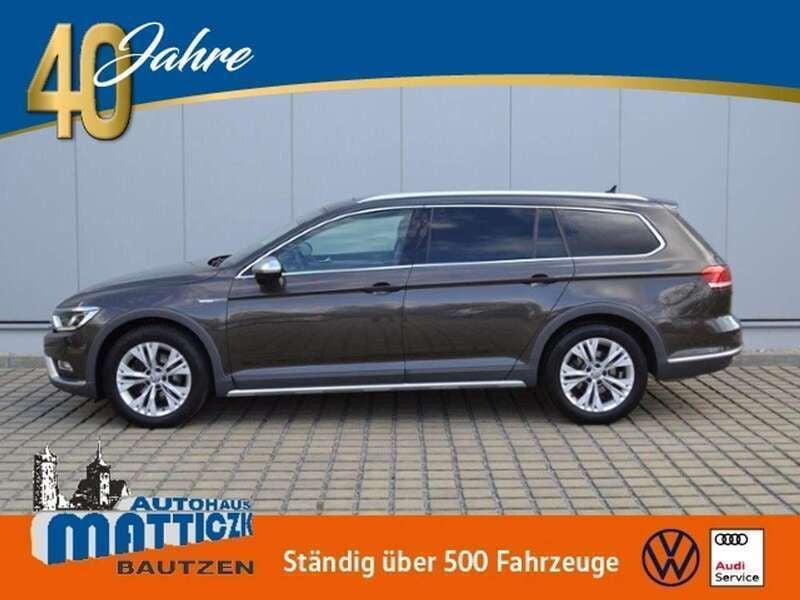 Braun (black oak brown metallic) Gebraucht 2018 VW Passat Alltrack R Kombi | 25.858 € (Fairer Preis) - Bild 1/4