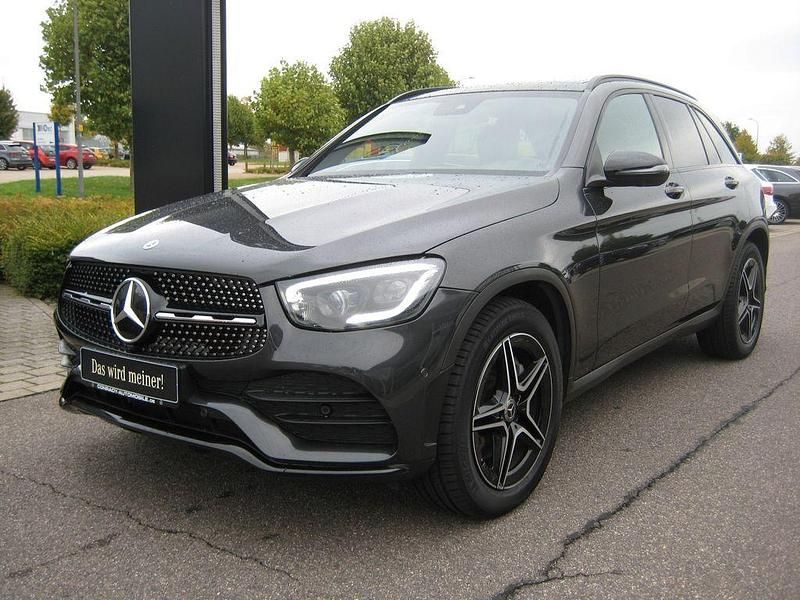 Grau Gebraucht 2019 Mercedes GLC300 AMG SUV | 41.900 € (Teuer) - Bild 1/4