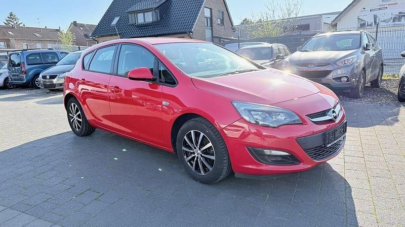 Używany Opel Astra Selection 116 KM (85 kW) 2015 Czerwony Sedan/Limuzyna