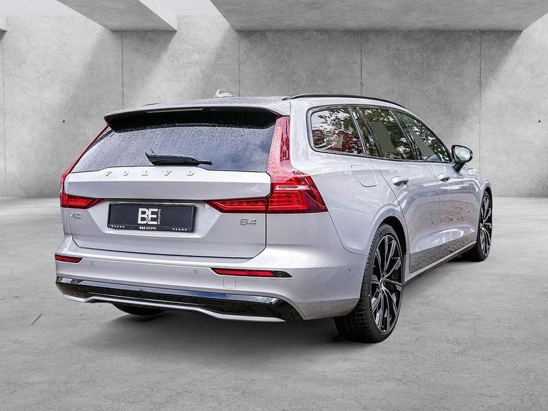 Gebraucht Volvo V60 Plus 197 PS (144 kW) 2024 Silber / silver dawn (metallic) Kombi