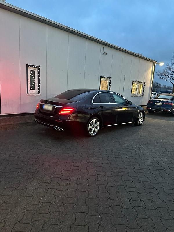 Gebraucht Mercedes E220 194 PS (142 kW) 2018 Schwarz Limousine
