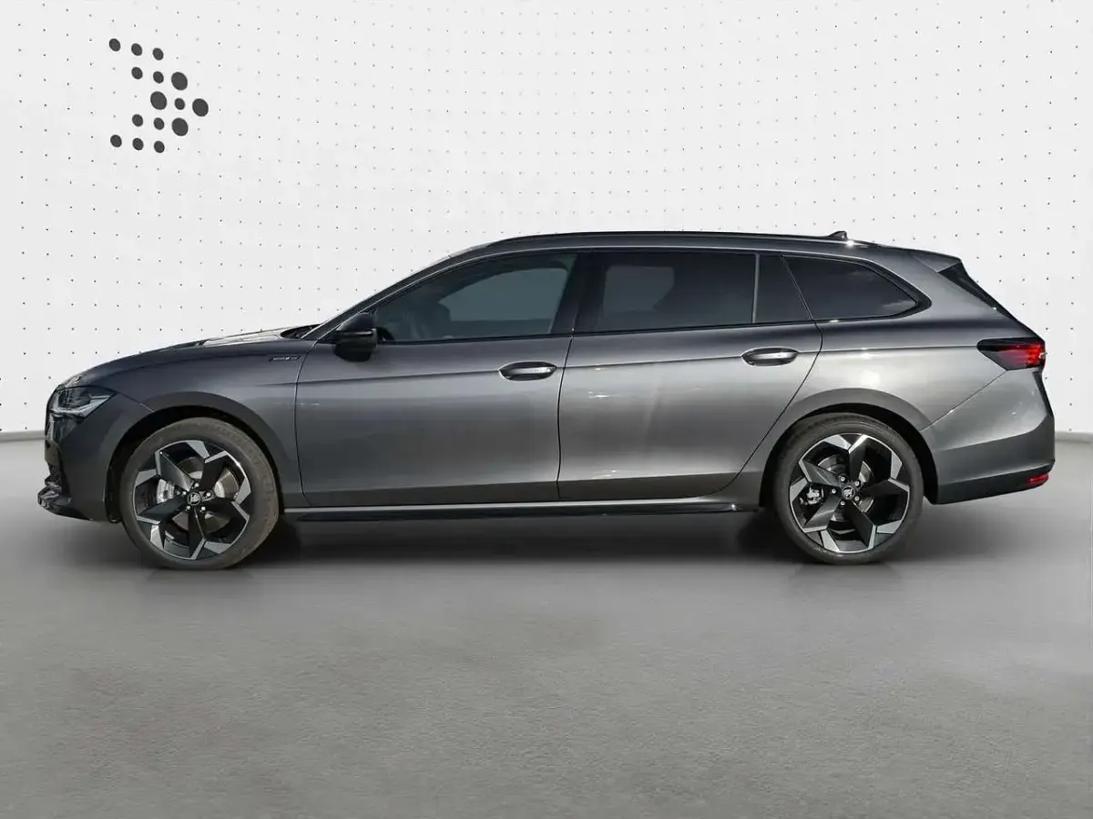 Neu Skoda Superb SportLine 193 PS (141 kW) 2026 Graphitegrau metallic Kombi