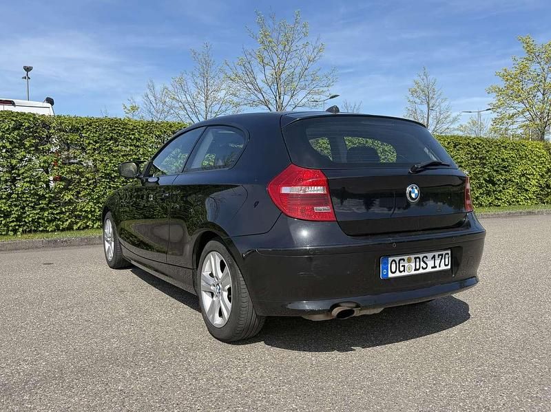 Gebraucht BMW 116 122 PS (89 kW) 2011 Schwarz Kleinwagen
