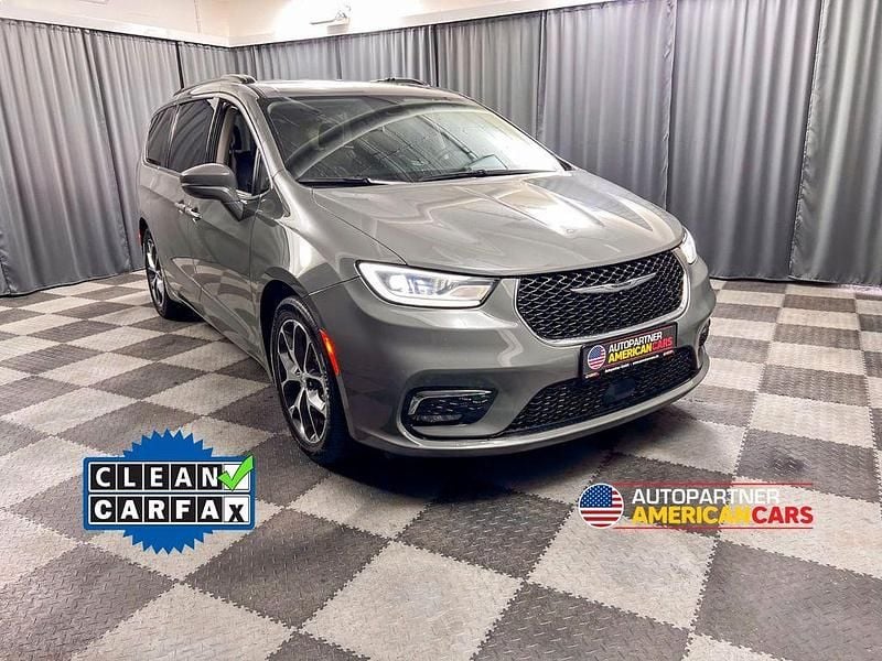 Grau Gebraucht 2022 Chrysler Pacifica Touring SUV | 43.990 € - Bild 1/4