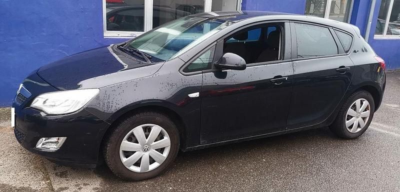 Schwarz Gebraucht 2012 Opel Astra Limousine | 3.499 € (Superpreis) - Bild 1/4