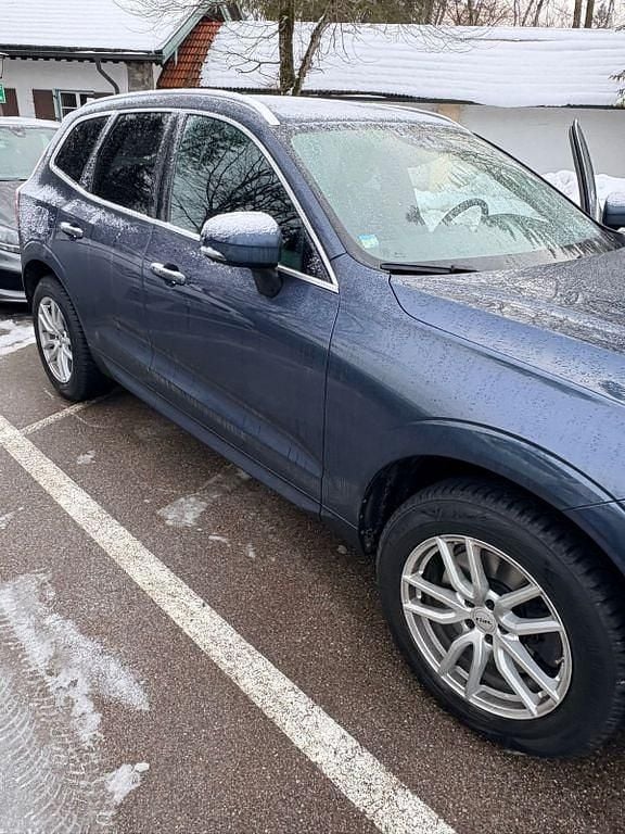 Gebraucht Volvo XC60 Momentum 235 PS (172 kW) 2019 Blau SUV