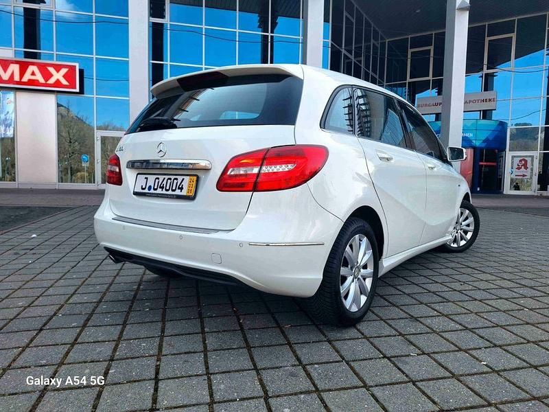 Gebraucht Mercedes B180 122 PS (89 kW) 2012 Weiß Van / Kleinbus