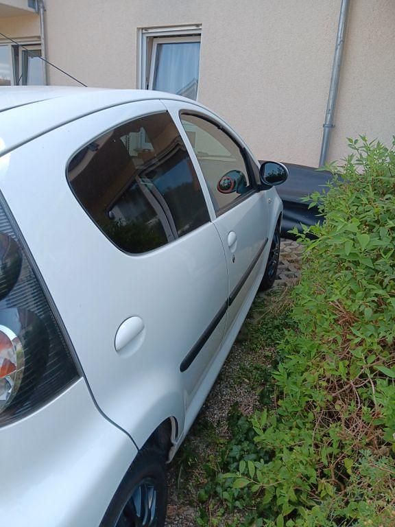 Weiß Gebraucht 2014 Citroën C1 Tendance Kleinwagen | 3.500 € (Guter Preis) - Bild 1/4