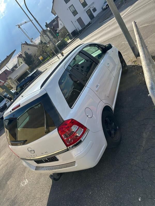 Weiß Gebraucht 2010 Opel Zafira Van / Kleinbus | 2.399 € (Guter Preis) - Bild 1/4