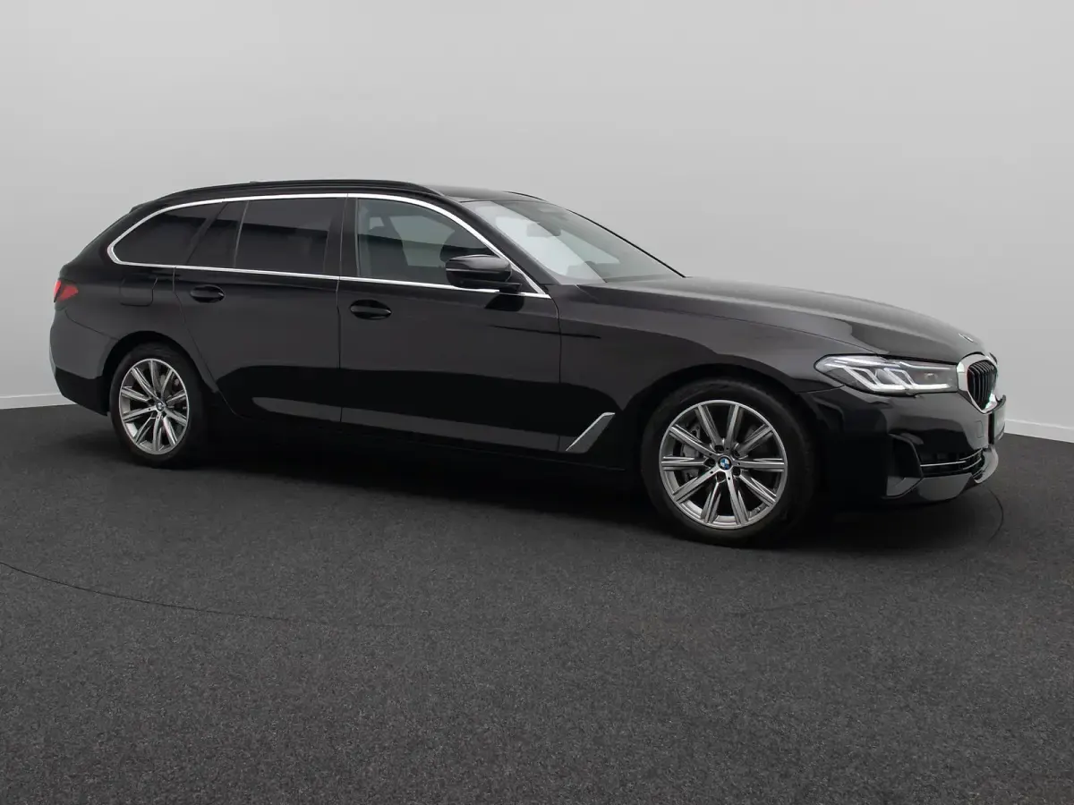 Gebraucht BMW 530 Sport Line 286 PS (210 kW) 2023 Schwarz ii668schwarz Limousine